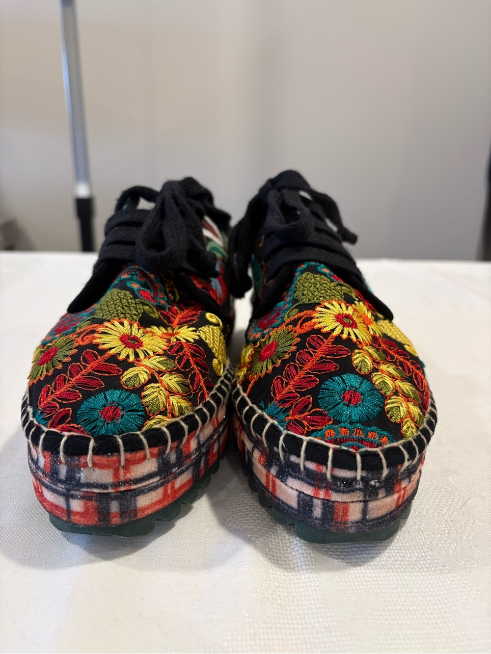 Floral Embroidered Moccasin Lace-Up Sneakers - Black